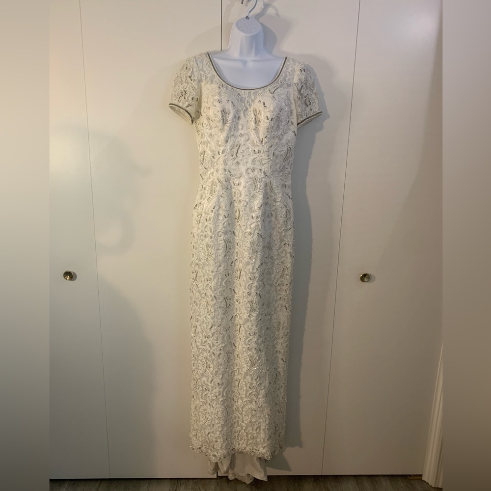 Mori Lee women’s white beaded short sleeve wedding gown size (10) street size 6
